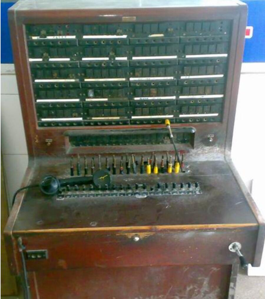 早期經(jīng)典老式磁石程控電話調(diào)度機 早期經(jīng)典老式磁石程控電話調(diào)度機